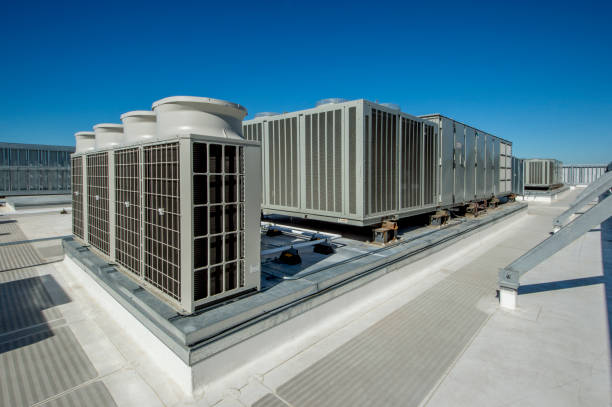 en el último piso de calefacción, ventilación y aire acondicionado - torre de refrigeración fotografías e imágenes de stock