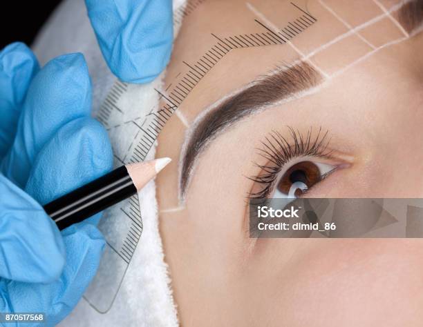 Photo libre de droit de Maquillage Permanent Pour Les Sourcils De Belle Femme Avec Des Sourcils Épais Dans Un Salon De Beauté banque d'images et plus d'images libres de droit de Maquillage permanent