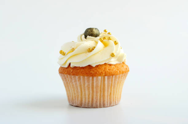 cupcake mit weiße creme, heidelbeere und gold süßwaren bestreuen. - muffin cake isolated small stock-fotos und bilder