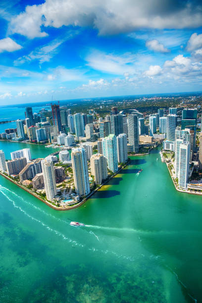 die innenstadt von miami aus über biscayne bay - brickell key stock-fotos und bilder