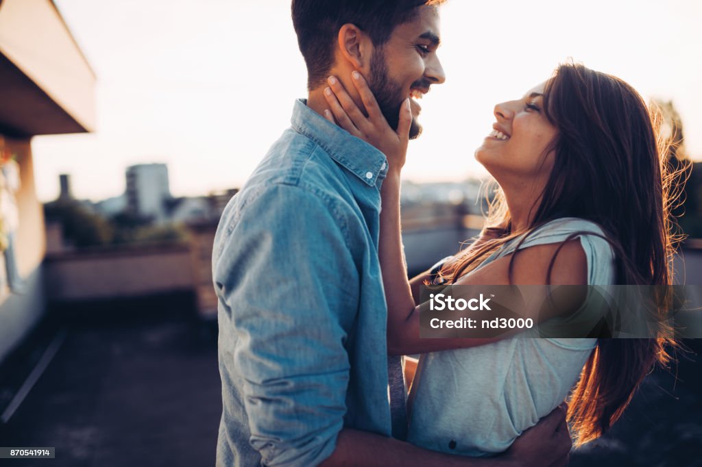 Beau couple amoureux datant à l’extérieur et souriant - Photo de Tous types de couple libre de droits