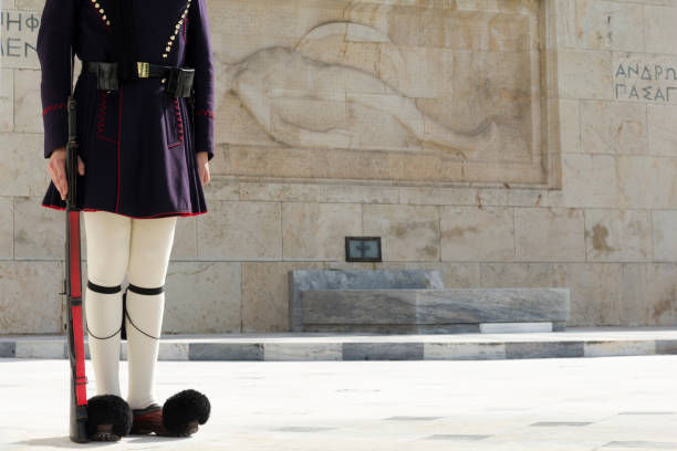 frente do soldado grego tradicional da tumba do soldado desconhecido em atenas, grécia. - syntagma square - fotografias e filmes do acervo