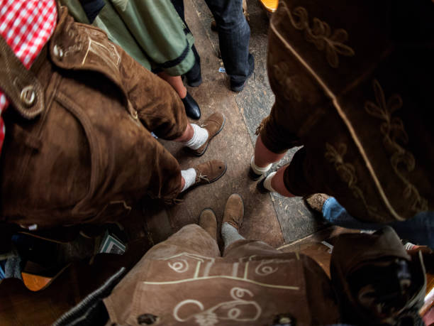 männer mit traditioneller kleidung - pretzel oktoberfest german culture beer stock-fotos und bilder