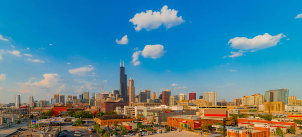 panorama del horizonte de chicago de azotea (p) - chicago skyline antenna panoramic fotografías e imágenes de stock