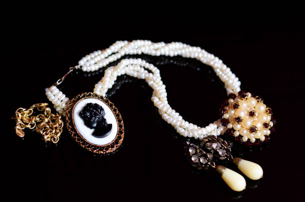 antyczne vintage biżuteria cameo - brooch antique cameo jewelry zdjęcia i obrazy z banku zdjęć