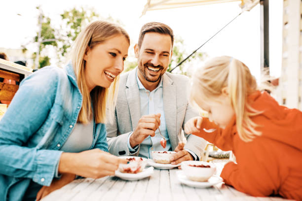 istock Family enjoying restaurant 870572682