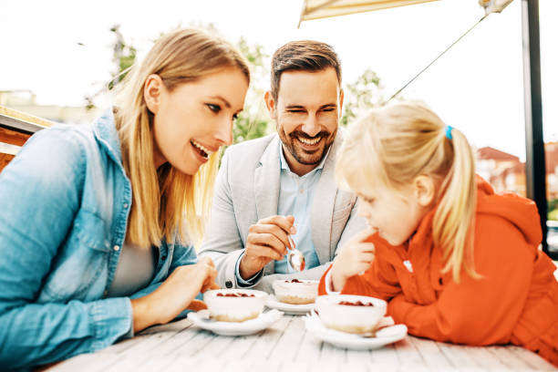 istock Family enjoying restaurant 870572742
