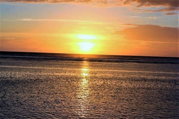 istock Sunset over the sea 870609822
