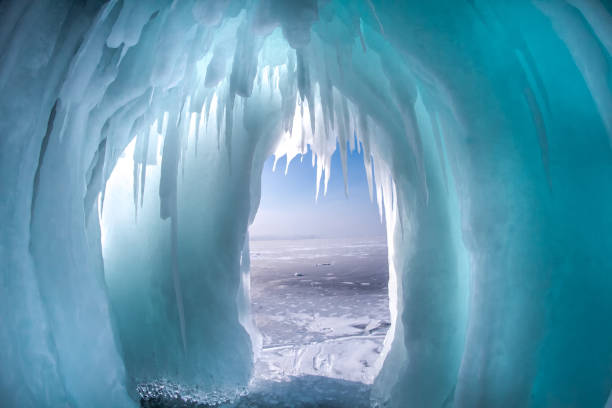 氷のバイカル湖の岩の上 - grotto falls ストックフォトと画像