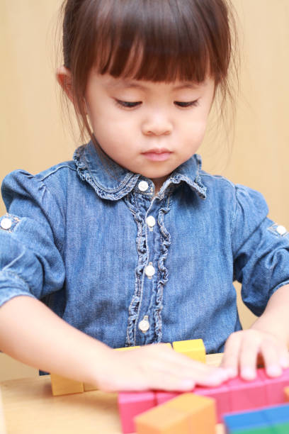 istock Japanese girl playing with blocks (3 years old) 870644764