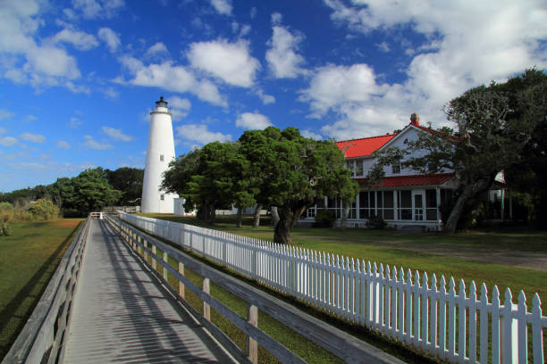 Historic Ocracoke Light Historic Ocracoke Light on Ocracoke Island, Cape Hatteras National Seashore, North Carolina bodie island stock pictures, royalty-free photos & images