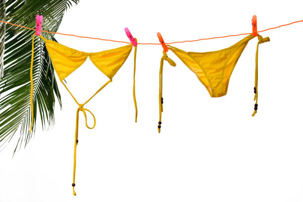 pendaison de bikini - bra lingerie clothesline underwear photos et images de collection