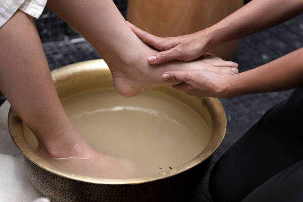 мытье ног в спа перед лечением - pedicure human foot spa treatment health spa стоковые фото и изображения
