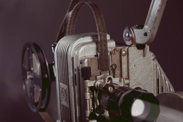 primer plano de un antiguo proyector de cine. - art movie retro revival camera fotografías e imágenes de stock