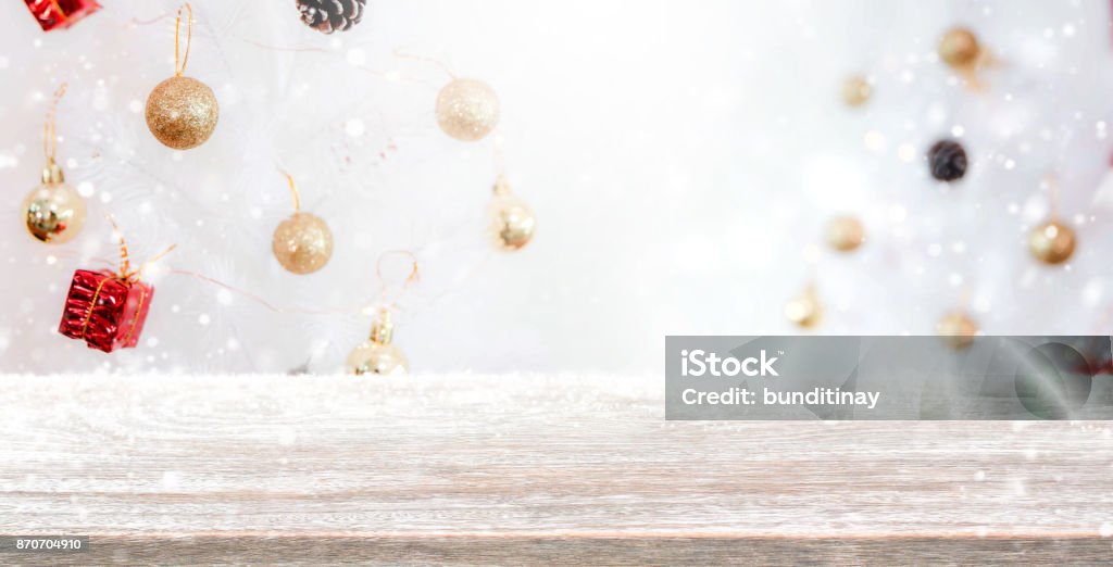 Madera mesa de desenfoque bokeh fondo de árbol de Navidad con nieve - puede ser utilizado para exhibición o montaje de sus productos. - Foto de stock de Navidad libre de derechos