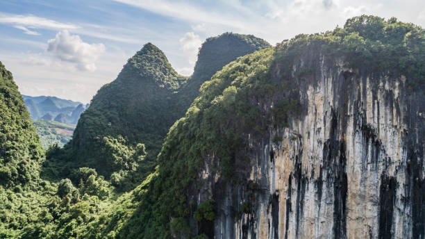 崖や晴れた日の午後、中国・桂林の山の景色 - yangshuo ストックフォトと画像