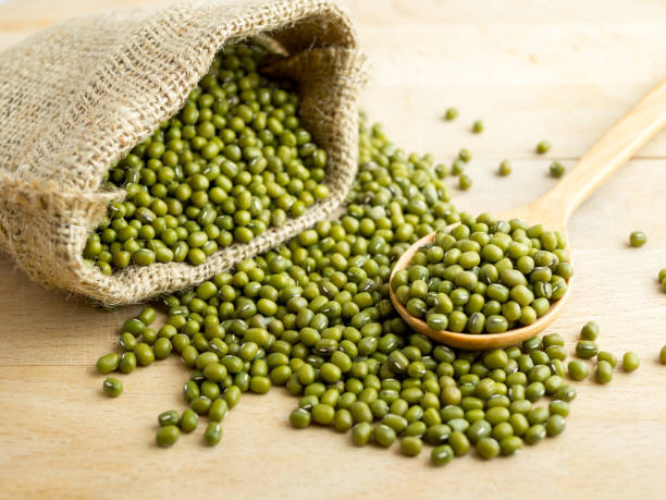 istock Mung beans(green beans) in a sack, on wood background 870723062