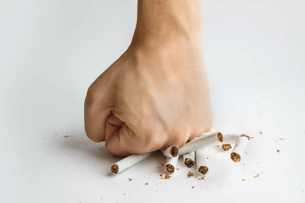 men hand crushed some cigarettes, - breaking cigarette imagens e fotografias de stock