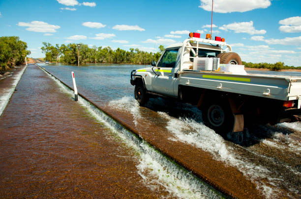 дорожное наводнение в глубинке - 4x4 outback australia kimberley стоковые фото и изображения
