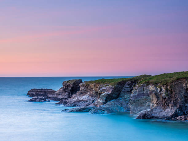 cornwall atlantic sea sunset in port gaverne - cornwall england uk england port isaac imagens e fotografias de stock