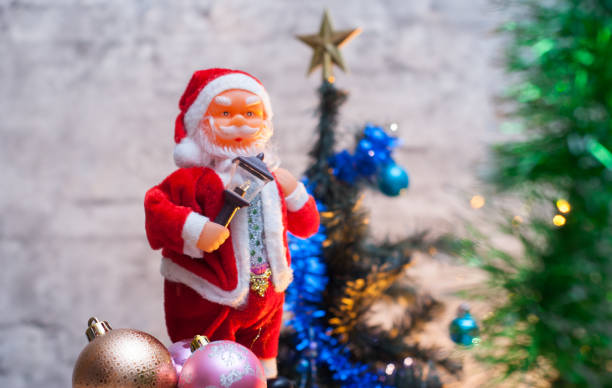 istock Santa and the Christmas tree on Christmas eve 870736484