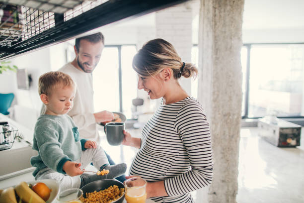 crowdy en nuestra cocina - women mother baby happiness fotografías e imágenes de stock