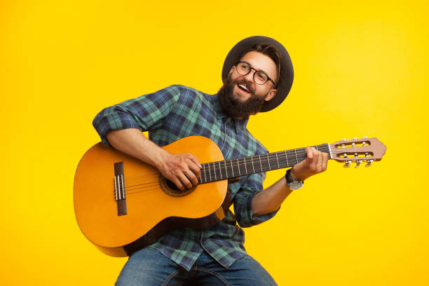 musicista allegro con chitarra - guitarist foto e immagini stock