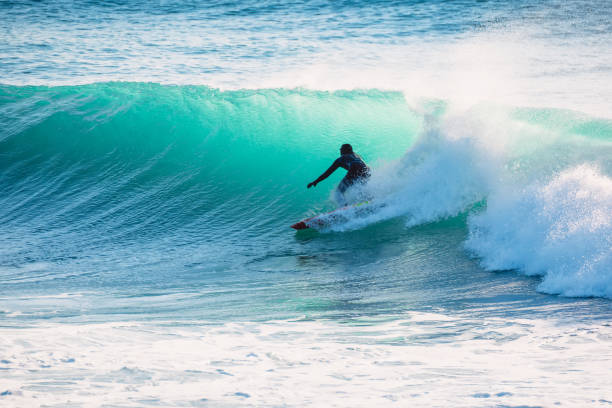블루 웨이브에의 서퍼 겨울 바다에서 서핑 - portugal beach surfing surfboard 뉴스 사진 이미지