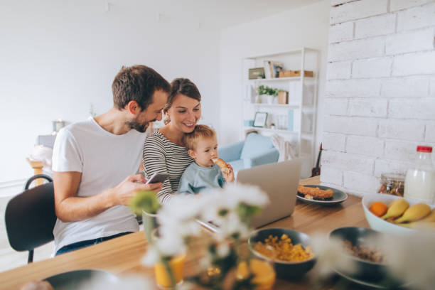 바쁜 아침 함께 - family with one child family two parent family father 뉴스 사진 이미지