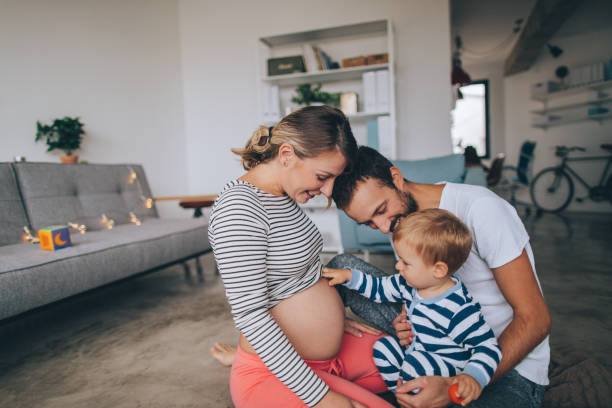 onde está o bebê? - família biparental - fotografias e filmes do acervo