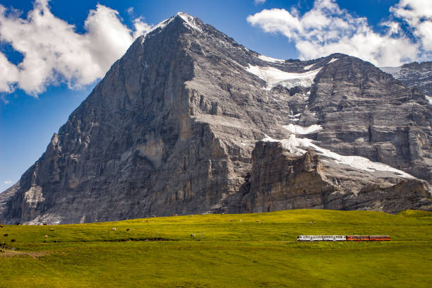 эйгер северной стороне с поездом - north face eiger mountain стоковые фото и изображения