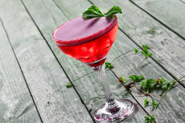 istock Glass of alcoholic raspberry and mint cocktail 870781458