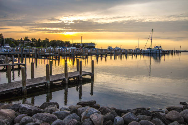 küstenstadt marina sommer sonnenuntergang hintergrund in petoskey, michigan - marina nautical vessel sailboat harbor stock-fotos und bilder