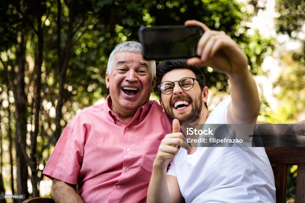 Vater und Sohn nehmen Selfie und Spaß im park - Lizenzfrei Vater Stock-Foto