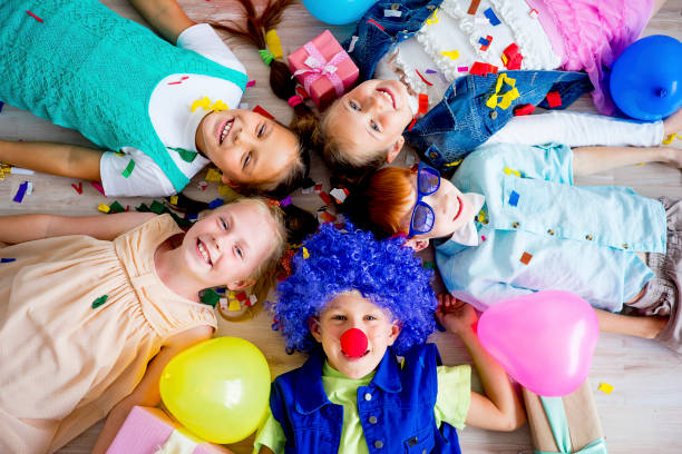 день рождения подростков - kids party стоковые фото и изображения