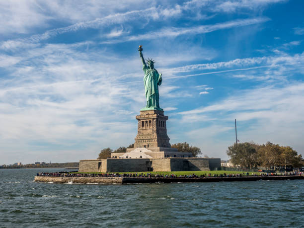 estatua de la libertad - statue of liberty fotos fotografías e imágenes de stock