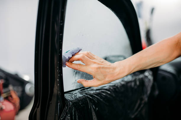 istock Specialist with drier, tinting film installation 870839266