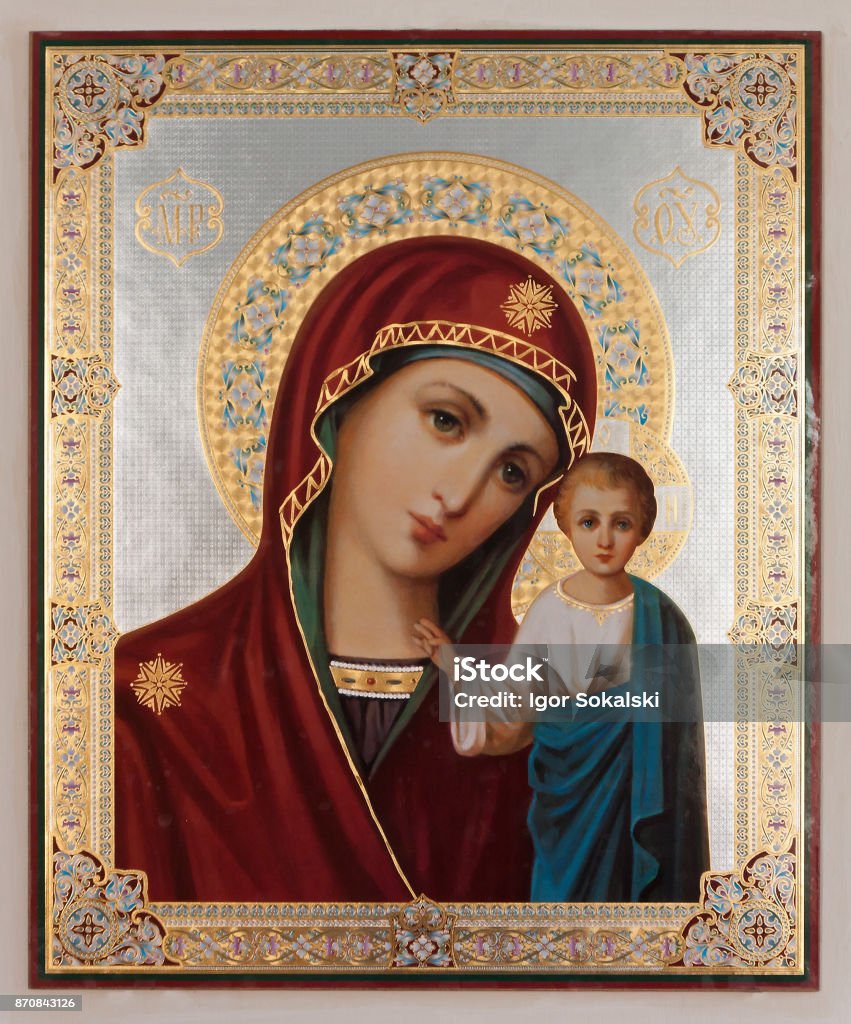 Interior De La Iglesia Ortodoxa Cristiana Rusa Icono De La Virgen María Con Niño Jesús Decorada Con Placa De Oro Foto de stock y más banco de imágenes de La Virgen María - Interior De La Iglesia Ortodoxa Cristiana Rusa Icono De La Virgen María Con Niño Jesús Decorada Con Placa De Oro Foto de stock y más banco de imágenes de La Virgen María -