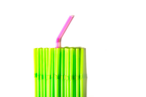 green drinking straws and one pink straw - drinking straw plastic design in a row imagens e fotografias de stock