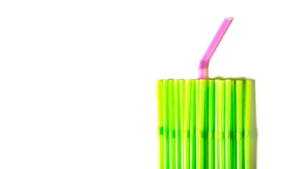 green drinking straws and one pink straw - drinking straw plastic design in a row imagens e fotografias de stock