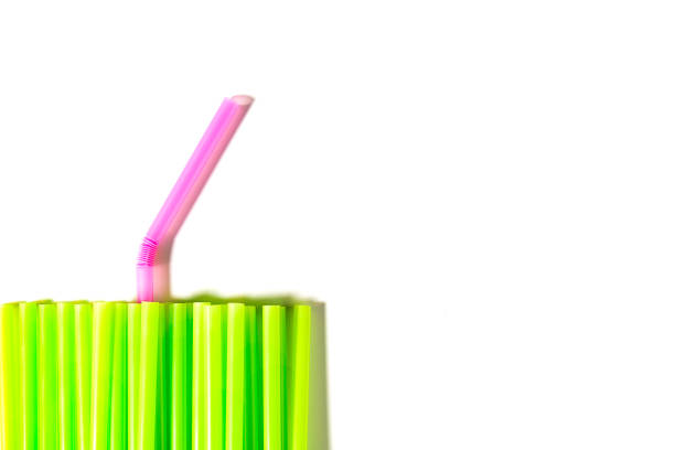 green drinking straws and one pink straw - drinking straw plastic design in a row imagens e fotografias de stock