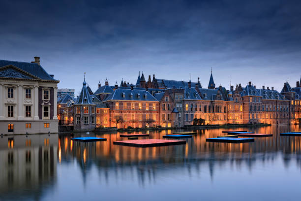 prédios do parlamento iluminado em haia ao entardecer - mondrian - fotografias e filmes do acervo