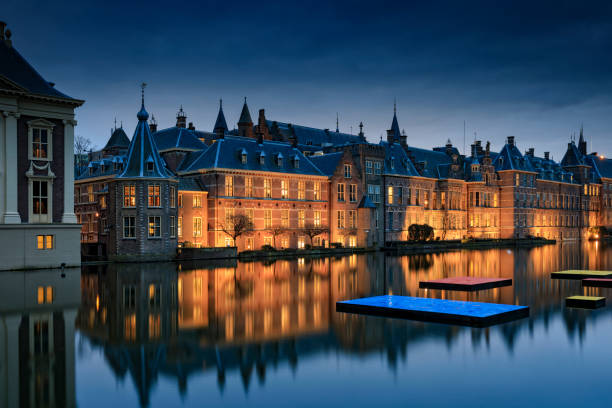 prédios do parlamento iluminado em haia ao entardecer - mondrian - fotografias e filmes do acervo