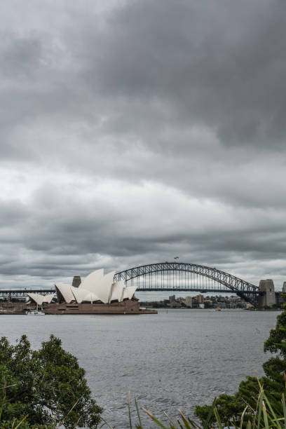 オペラハウス、cloudscape、オーストラリアのシドニーでの背後にあるハーバー ブリッジ。 - sydney harbor bridge sydney opera house vertical australia ストックフォトと画像