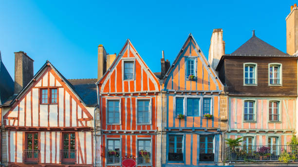 hermosas casas antiguas con entramado de madera en vannes - travel monument church roof fotografías e imágenes de stock