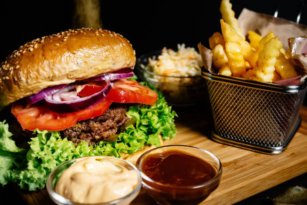 americantasty i pyszne soczyste burger wołowy, amerykański styl żywności z frytkami i coleslaw - salad food and drink food lettuce zdjęcia i obrazy z banku zdjęć