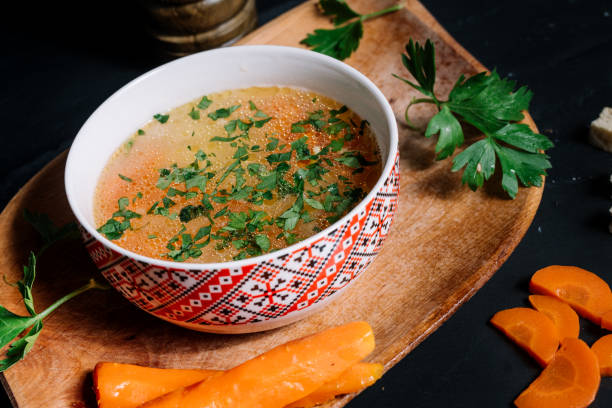 전통적인 치킨 수프 그릇에 나무 보드 - soup carrot celery chicken 뉴스 사진 이미지