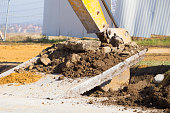 earth-mover-eimer-hochziehen-asphalt-blo