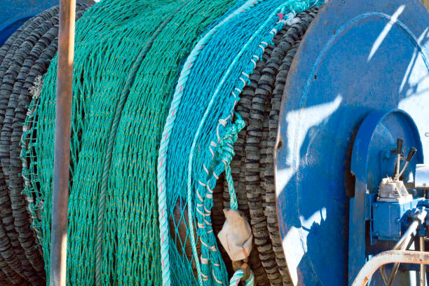 filets de pêche dans le port à hanstholm - fischernetz photos et images de collection