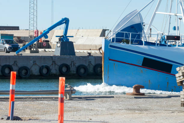 bateau de pêche dans le port de hanstholm - fischernetz photos et images de collection